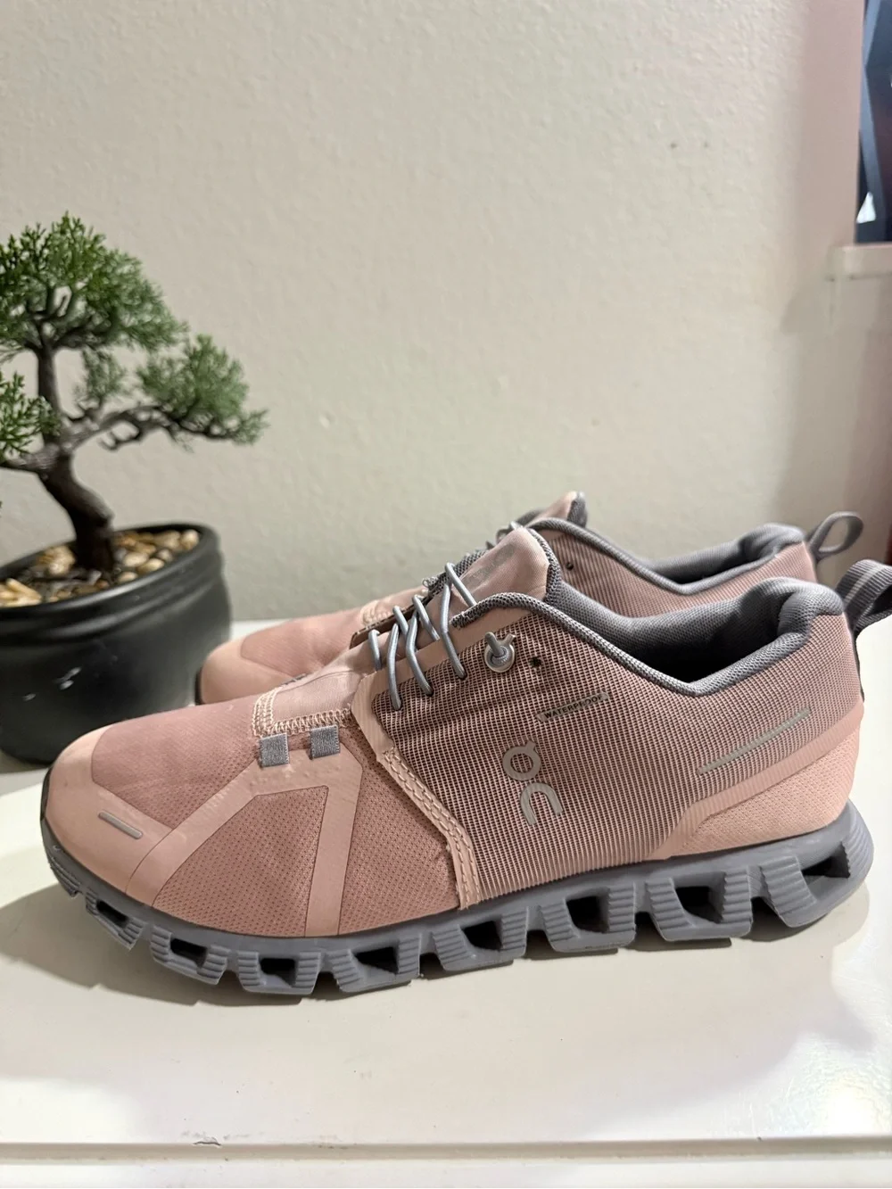 On Running cloud 5 Women size 8.5 waterproof sneakers in Blush Pink and Gray